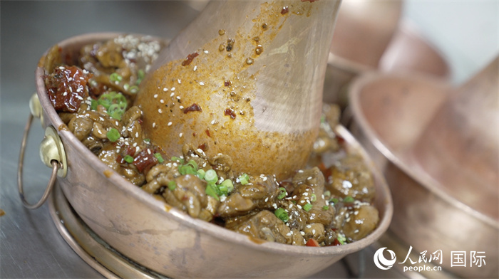 滄州火鍋雞。人民網(wǎng)記者 袁蒙攝