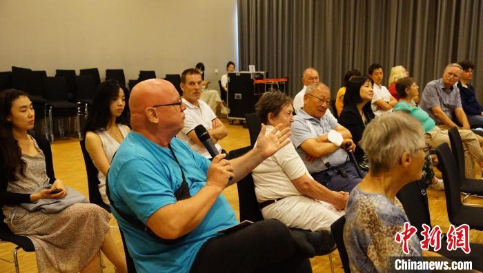圖為現(xiàn)場觀眾提問。　柏林中國文化中心供圖
