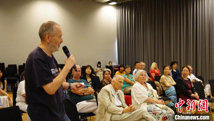 圖為現(xiàn)場觀眾提問?！“亓种袊幕行墓﹫D