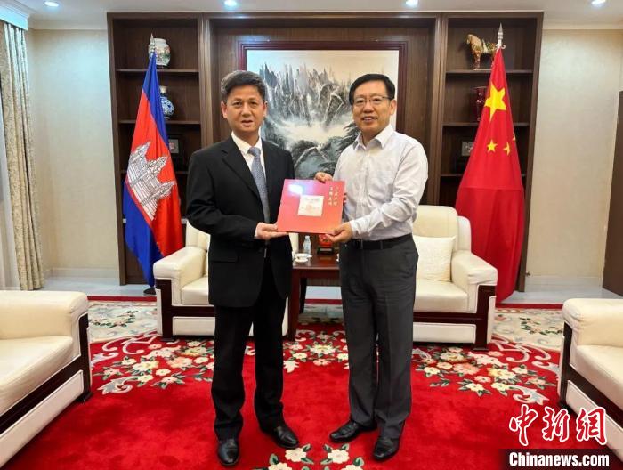 7月12日下午，中國(guó)駐柬埔寨大使王文天在金邊會(huì)見(jiàn)援柬中醫(yī)醫(yī)療隊(duì)?！≈袊?guó)駐柬埔寨大使館微信公眾號(hào) 攝