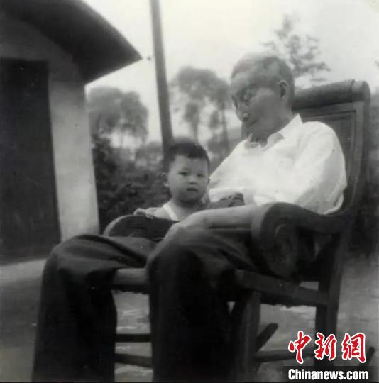 陳望道與幼年的陳曉帆?！￡悤苑﹫D