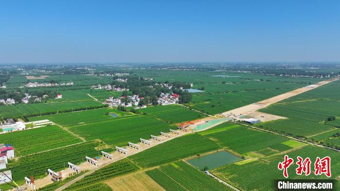 航拍合(肥)周(口)高速潁臨段8標(biāo)架梁施工現(xiàn)場(chǎng)?！⒂癫?攝