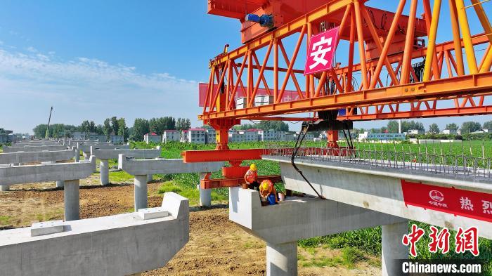 長(zhǎng)25米重80噸的箱梁平穩(wěn)、精準(zhǔn)地落在S314分離式立交橋25號(hào)和26號(hào)墩上。　劉玉才 攝