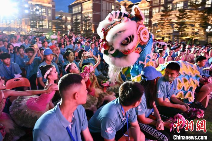 舞獅表演與現(xiàn)場(chǎng)觀眾互動(dòng)?！⊥鯑|明 攝