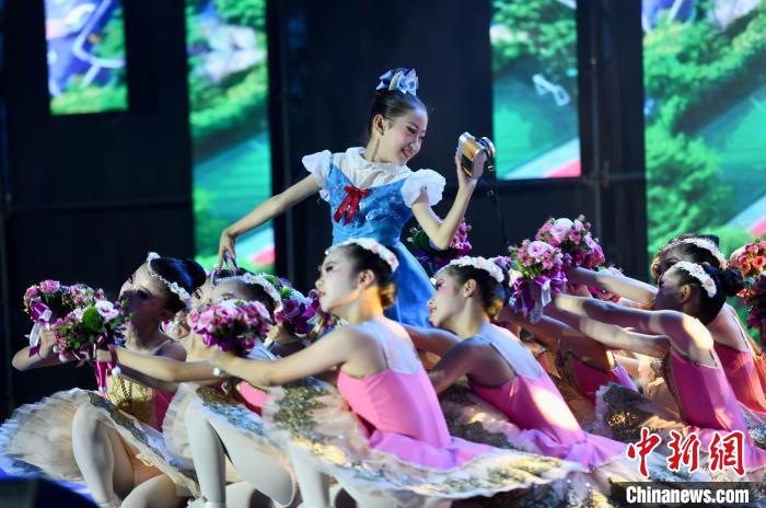 芭蕾表演《鮮花送給好朋友》?！⊥鯑|明 攝