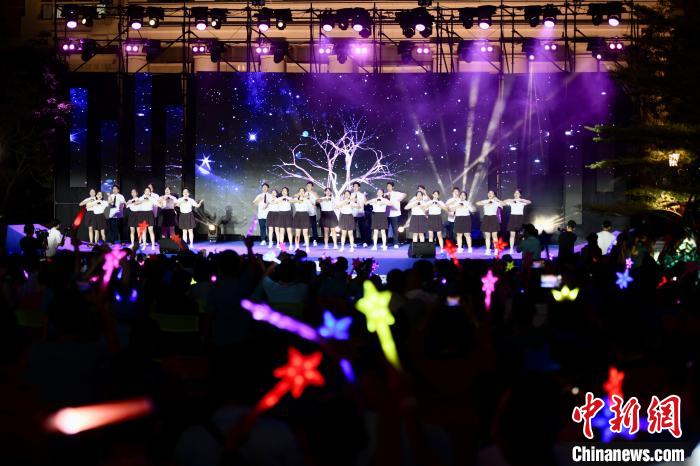 合唱表演《夜空中最亮的星》?！⊥鯑|明 攝