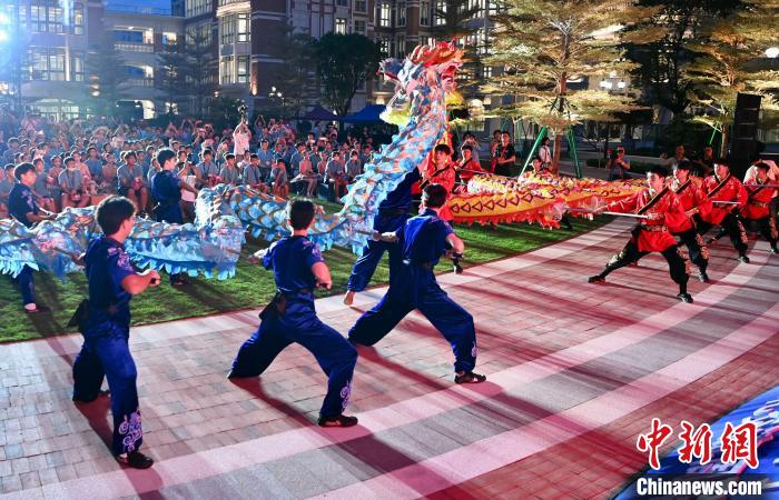 兩岸青少年同臺(tái)呈現(xiàn)龍獅表演?！⊥鯑|明 攝