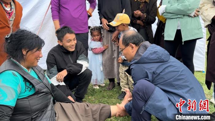 醫(yī)療團(tuán)隊(duì)奔赴西藏，義診活動(dòng)“點(diǎn)亮”偏遠(yuǎn)地區(qū)希望之光