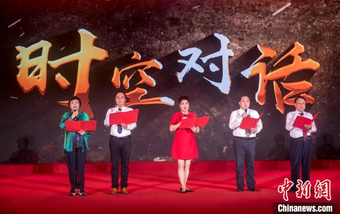 陶侃與陳望道之孫陳曉帆、顏福慶之孫顏志淵、榮毅仁侄女榮智豐深情朗誦《與統(tǒng)戰(zhàn)先輩的時空對話》?！堦?攝