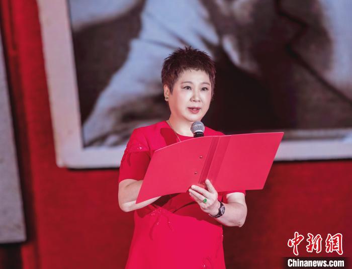 7月16日，榮智豐在2023年上海統(tǒng)戰(zhàn)文化周開幕活動中朗誦《與統(tǒng)戰(zhàn)先輩的時空對話》?！堦?攝