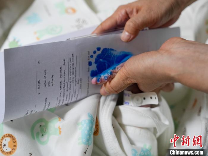 醫(yī)護(hù)人員為新生兒留下腳印。　劉偉 攝