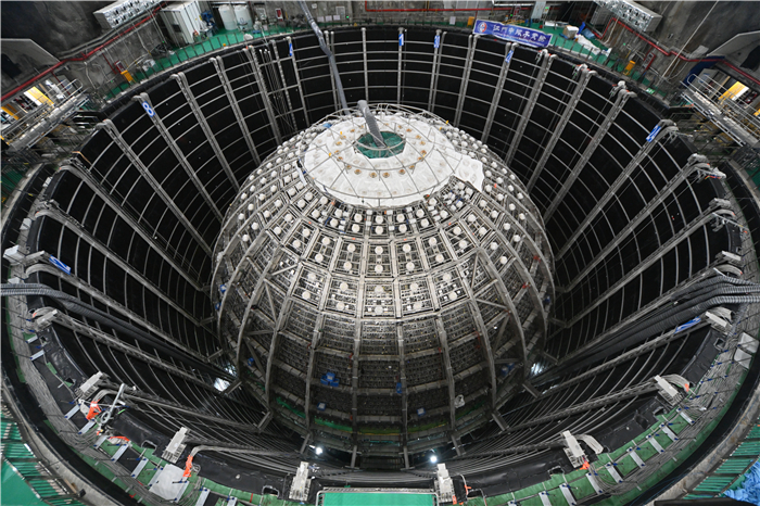 江門中微子實驗室探測器和水池構造。中國科學院高能物理研究所供圖