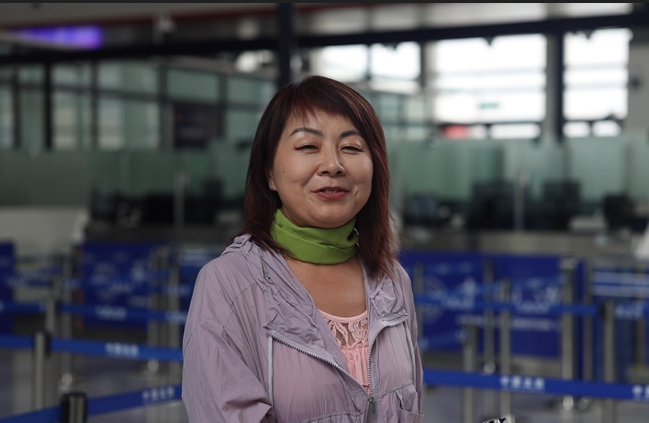 7月22日，曾經(jīng)在老撾瑯勃拉邦工作過3年的加拿大華僑孫月玲乘坐中老鐵路國際旅客列車從中國出境。衛(wèi)海林 攝