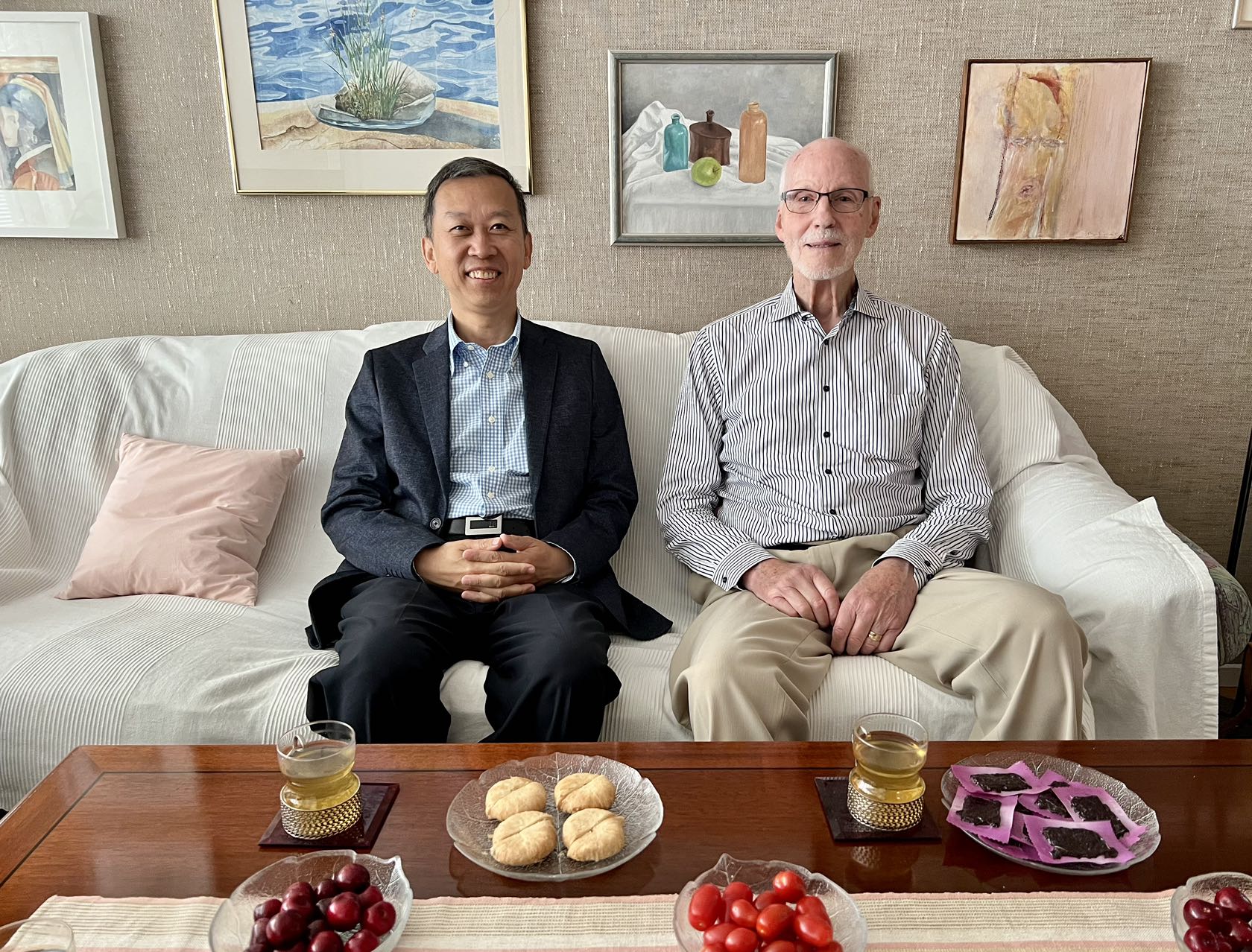 駐瑞典大使崔愛民看望瑞典科學家。中國駐瑞典大使館供圖