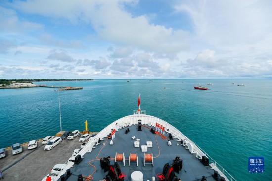 7月22日，中國海軍“和平方舟”號醫(yī)院船駛離基里巴斯首都塔拉瓦。當?shù)貢r間22日上午10時，執(zhí)行“和諧使命-2023”任務的中國海軍“和平方舟”號醫(yī)院船圓滿結(jié)束對基里巴斯的首次訪問，駛離基里巴斯首都塔拉瓦，前往本次任務的第二站湯加努庫阿洛法港。新華社發(fā)（黎宇 攝）