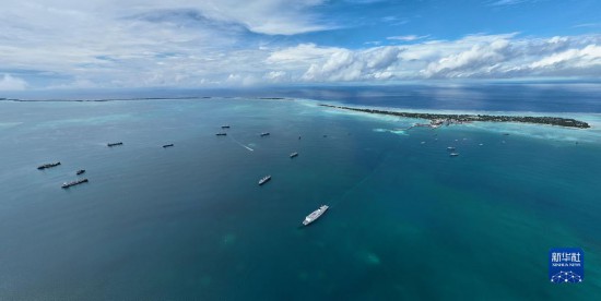 7月22日，中國海軍“和平方舟”號醫(yī)院船結(jié)束基里巴斯訪問，駛離塔拉瓦港。新華社發(fā)（桂江波 攝）