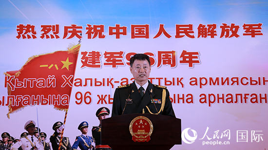 國(guó)防武官胡德君大校發(fā)表致辭。人民網(wǎng)記者 李強(qiáng)攝