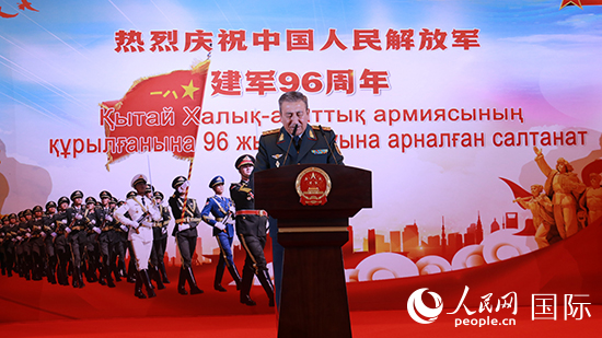 哈國(guó)防部副部長(zhǎng)卡馬列特季諾夫中將發(fā)表致辭。人民網(wǎng)記者 李強(qiáng)攝