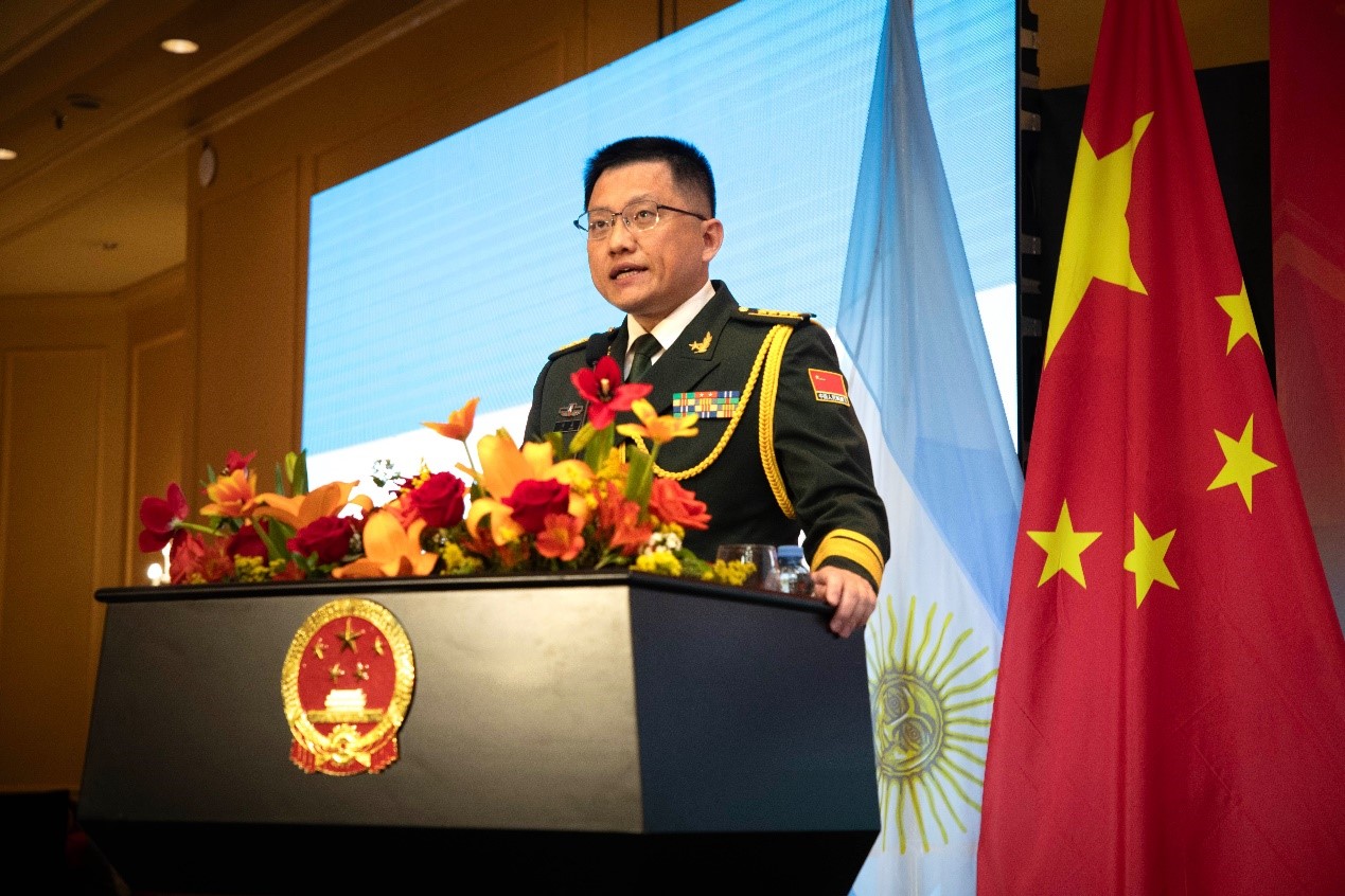 中國駐阿根廷大使館武官劉淼大校致辭。中國駐阿根廷大使館供圖