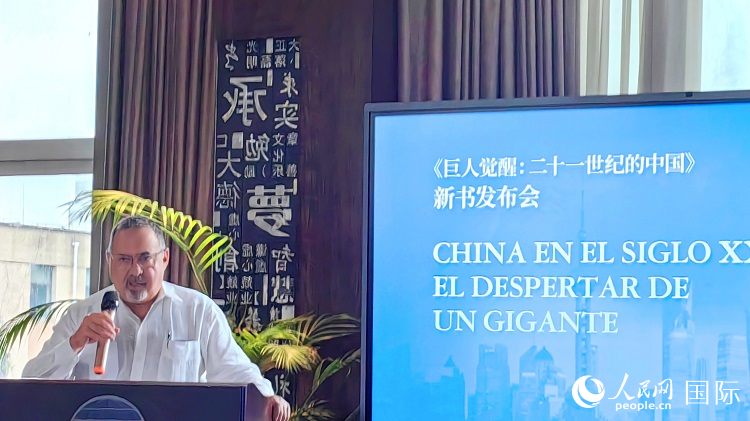 羅德里格斯博士現(xiàn)場介紹著作。吳志華攝