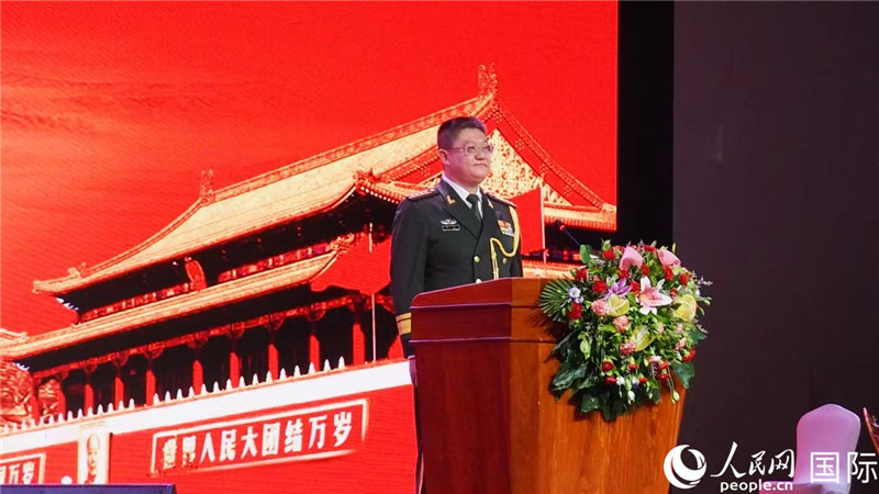 圖為中國(guó)駐老撾大使館國(guó)防武官李兵大校致辭。人民網(wǎng)記者 孫廣勇攝