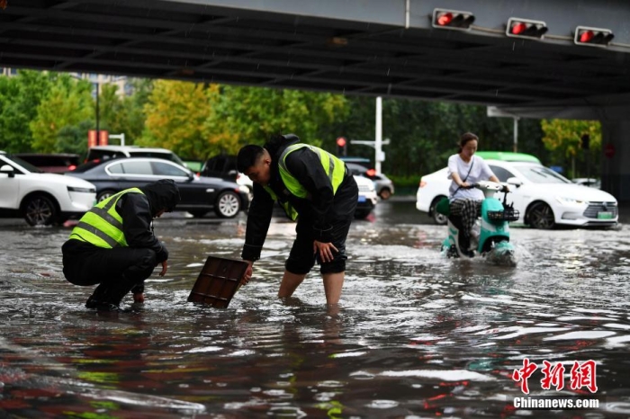 7月30日，河北省持續(xù)發(fā)布暴雨紅色預(yù)警信號(hào)。受今年第5號(hào)臺(tái)風(fēng)“杜蘇芮”殘余環(huán)流影響，7月28日以來(lái)，地處華北地區(qū)的河北省大部出現(xiàn)降雨。30日17時(shí)，該省氣象臺(tái)發(fā)布當(dāng)日第三次暴雨紅色預(yù)警信號(hào)。石家莊市城區(qū)不少區(qū)域積水嚴(yán)重，城管、環(huán)衛(wèi)、園林、市政等部門(mén)緊急出動(dòng)，聯(lián)合疏堵保暢，筑牢防汛安全屏障。圖為石家莊裕華區(qū)城管局防汛隊(duì)員對(duì)沿街收水井進(jìn)行雜物清理，以保證排水暢通。翟羽佳 攝