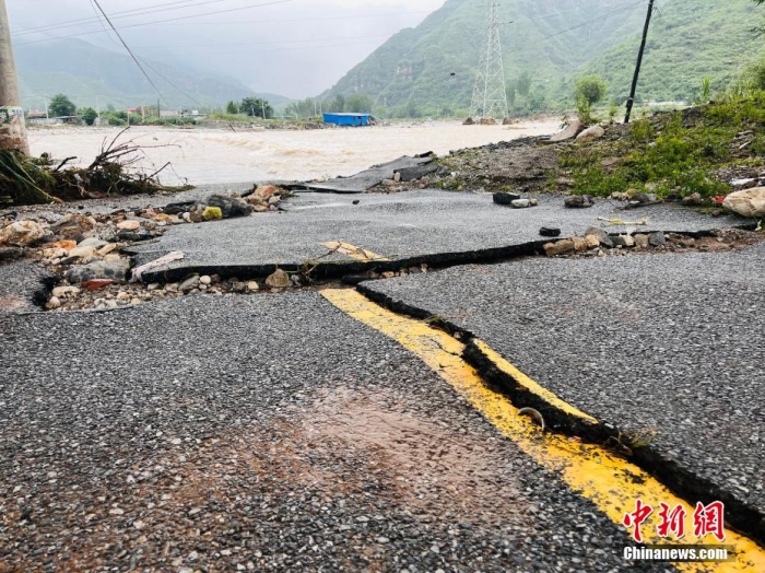 受臺風“杜蘇芮”影響，7月29日至8月1日，河北省淶水縣普降暴雨，持續(xù)強降雨和強風天氣引發(fā)洪水險情。連日來，當?shù)亟M織數(shù)千人搶險救援隊伍，集中力量加快排水、清理路面、救援拋錨車輛、搶修倒伏電線桿等工作。8月1日，方便面、飲用水、火腿腸、面包等首批調(diào)撥救災物資送抵救災一線，并于當天發(fā)放到受災群眾手中。目前，淶水縣受損交通、電力、通信等基礎設施正在加緊搶修，山區(qū)受困人員已分批轉(zhuǎn)移，各項搶險救災工作正在有序進行中。圖為淶水縣婁村鎮(zhèn)南安莊村被洪水沖毀的路面。(文/呂子豪 楊猛)李金璐 攝