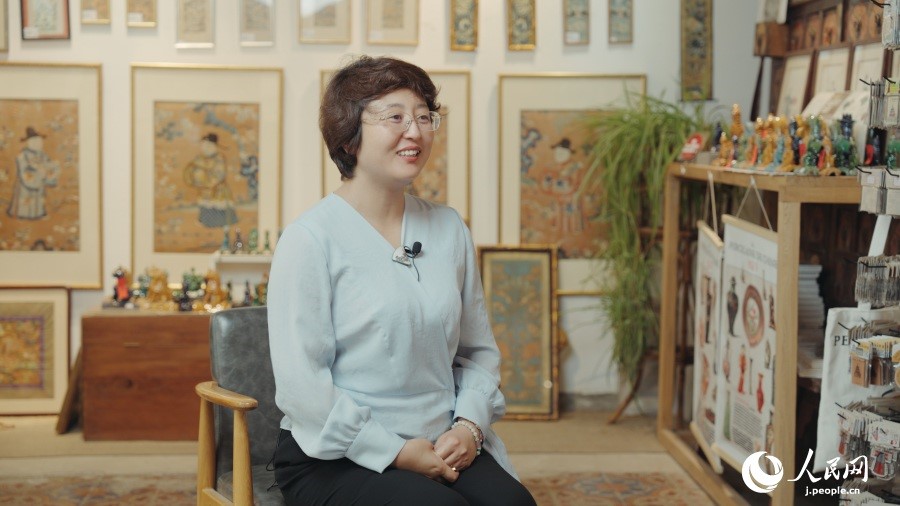 圖為瓷器修復(fù)藝術(shù)家王京。人民網(wǎng)記者 張若涵攝