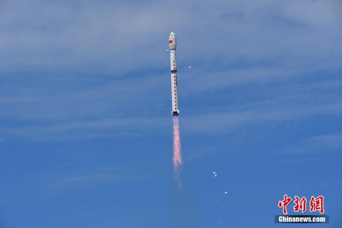 8月3日11時(shí)47分，中國在酒泉衛(wèi)星發(fā)射中心用長征四號(hào)丙遙四十四運(yùn)載火箭，成功發(fā)射風(fēng)云三號(hào)06星，衛(wèi)星順利進(jìn)入預(yù)定軌道，任務(wù)取得圓滿成功。該衛(wèi)星將接替在軌超期服役的風(fēng)云三號(hào)C星，探測數(shù)據(jù)主要用于天氣預(yù)報(bào)、大氣化學(xué)和氣候變化監(jiān)測業(yè)務(wù)及研究。汪江波 攝