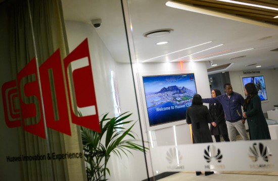 　　2017年7月17日，人們?cè)谖挥谀戏羌s翰內(nèi)斯堡的華為南非信息通信技術(shù)創(chuàng)新體驗(yàn)中心參觀。新華社記者 翟健嵐 攝