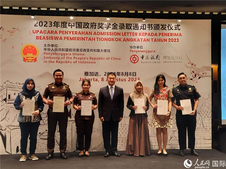 陸慷大使與獲得中國政府獎學(xué)金的印尼學(xué)子合影。 人民網(wǎng)記者 李培松攝