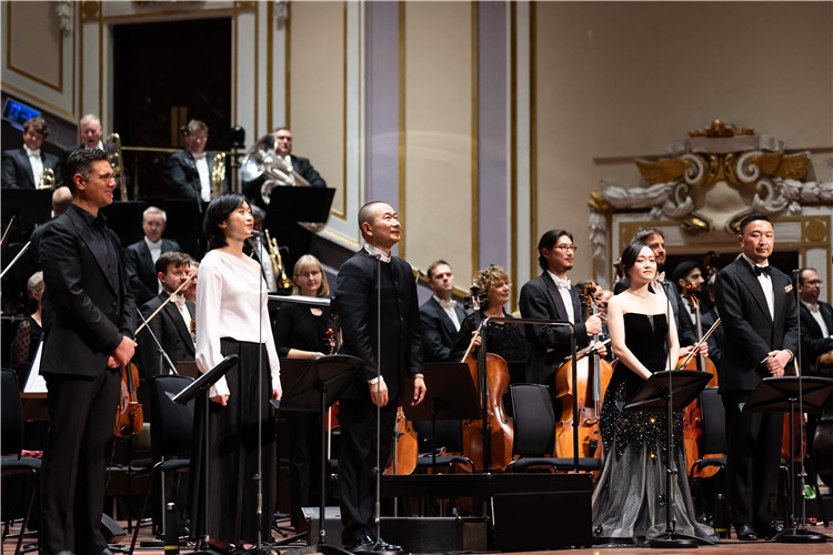 圖片說(shuō)明： 8月5日，2023愛(ài)丁堡國(guó)際藝術(shù)節(jié)開(kāi)幕式音樂(lè)會(huì)《慈悲頌》的演出現(xiàn)場(chǎng)。照片由藝術(shù)節(jié)組委會(huì)提供