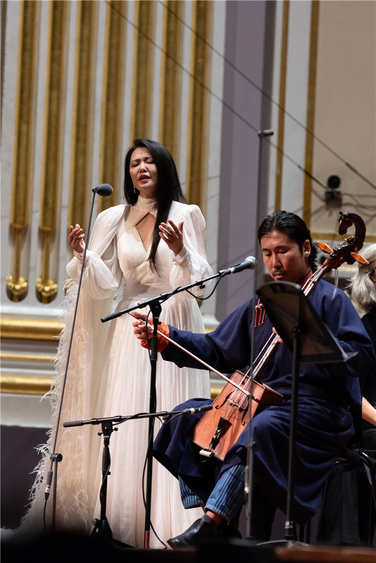 圖片說(shuō)明： 8月5日，2023愛(ài)丁堡國(guó)際藝術(shù)節(jié)開(kāi)幕式音樂(lè)會(huì)《慈悲頌》的演出現(xiàn)場(chǎng)。藝術(shù)節(jié)組委會(huì)供圖