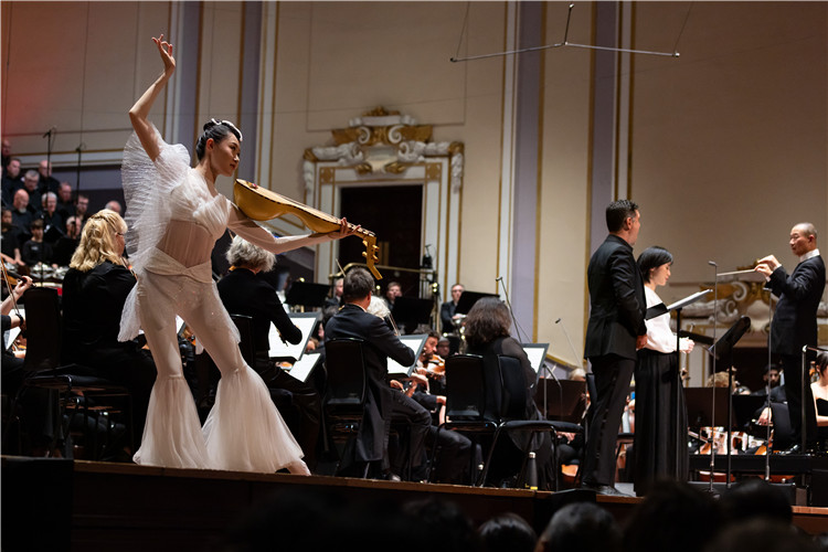 圖8月5日，2023愛(ài)丁堡國(guó)際藝術(shù)節(jié)開(kāi)幕式音樂(lè)會(huì)《慈悲頌》的演出現(xiàn)場(chǎng)。藝術(shù)節(jié)組委會(huì)供圖