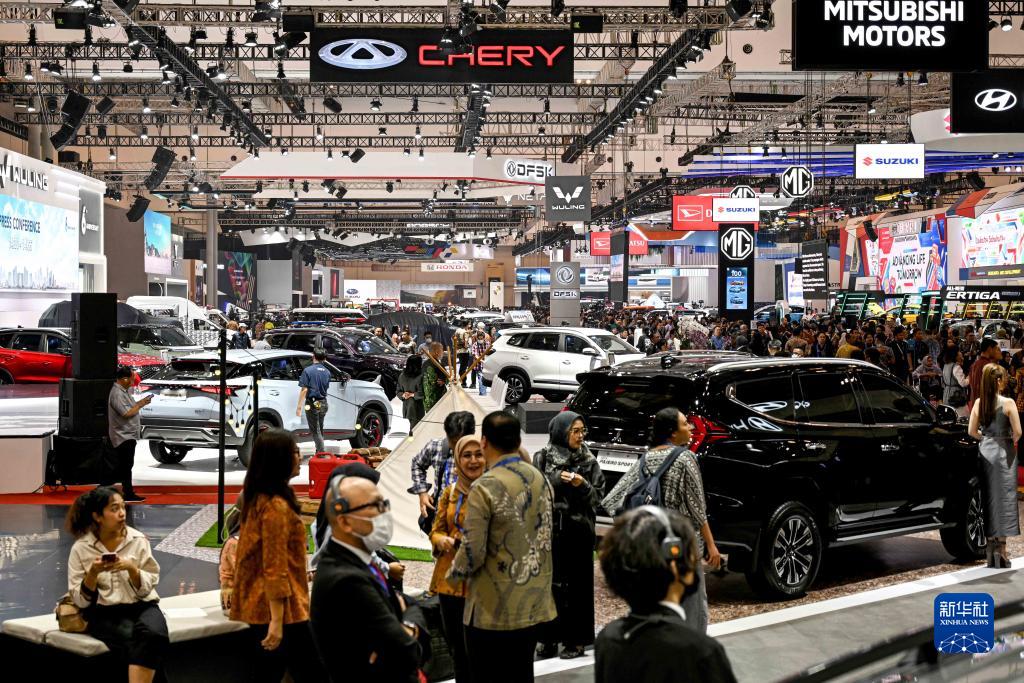 8月10日，在印度尼西亞萬丹省唐格朗的印尼會展中心，人們在2023年印尼國際汽車展上參觀。新華社發(fā)（阿貢攝）