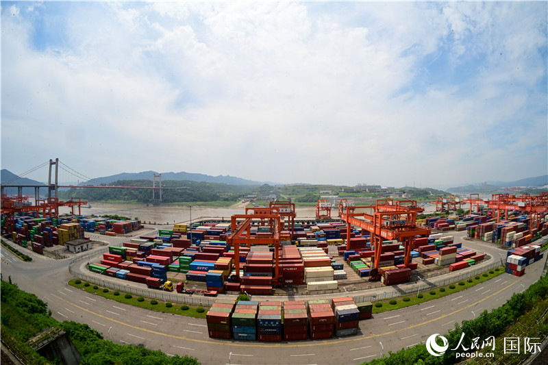 重慶果園港是我國(guó)內(nèi)河最大的鐵公水多式聯(lián)運(yùn)樞紐港，也是西部陸海新通道的重要支點(diǎn)。圖為果園港全貌。人民網(wǎng)記者 苑基榮攝