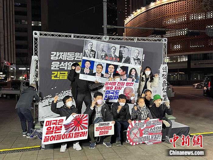 資料圖：韓國公民團體聯(lián)盟在首爾廣場舉行燭光守夜活動。