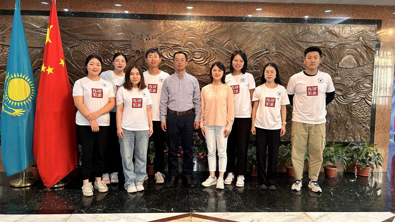 浙江大學(xué)實(shí)踐團(tuán)拜訪中國駐阿拉木圖總領(lǐng)館。浙江大學(xué)供圖