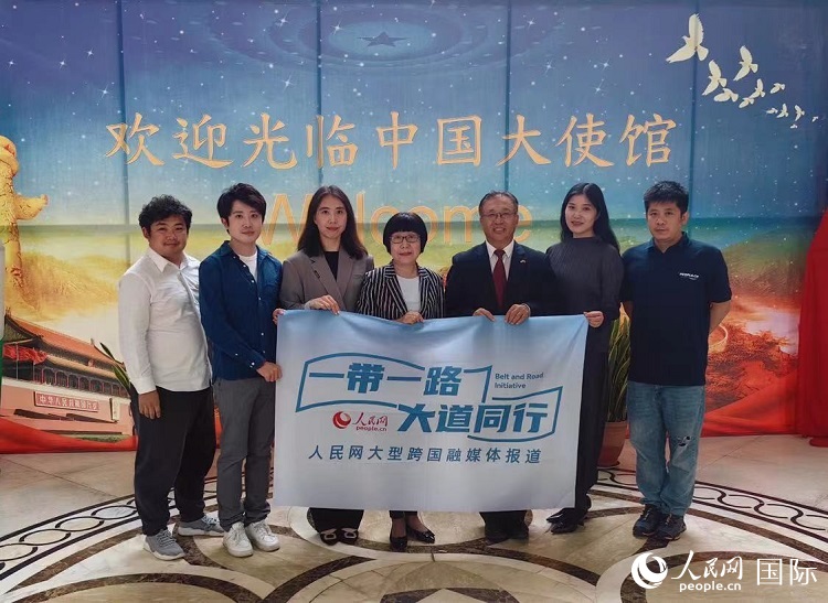 崔建春大使（右三）與人民網(wǎng)記者合影。