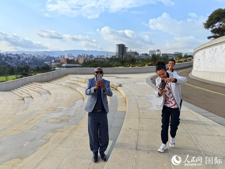 亞的斯亞貝巴友誼廣場的游客與人民網(wǎng)記者互動。人民網(wǎng)記者 陳星星攝