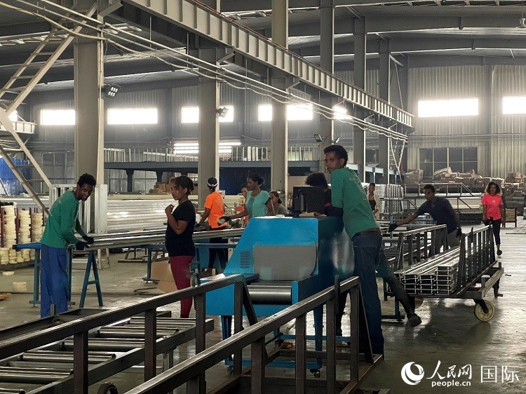 東方工業(yè)園華嘉鋁業(yè)生產(chǎn)車間。人民網(wǎng)記者 趙艷紅攝