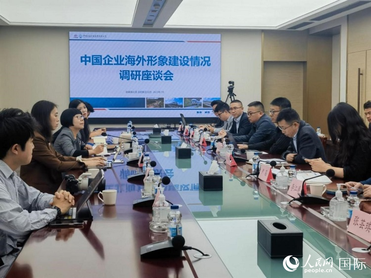 埃塞俄比亞中國商會企業(yè)代表與人民網(wǎng)記者座談。人民網(wǎng)記者 劉寧攝