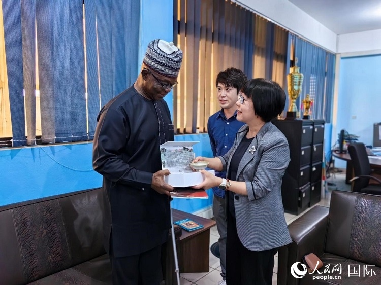 人民網(wǎng)監(jiān)事會主席唐維紅（右一）帶隊(duì)訪問尼日利亞通訊社，與該社總裁布克·龐勒（左一）交流。人民網(wǎng)記者 陳星星攝