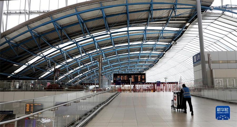 9月1日，一名工作人員在英國(guó)倫敦滑鐵盧火車站內(nèi)行走。因在收入、工作條件等方面與鐵路運(yùn)營(yíng)企業(yè)存在分歧，英國(guó)鐵路員工在9月1日、2日舉行罷工。由于鐵路服務(wù)大幅減少，人們出行面臨不便。新華社記者 李穎 攝