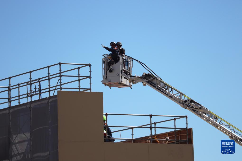 9月1日，在日本神奈川縣相模原市，消防員演練用消防云梯車救下被困高樓的民眾。9月1日是日本防災(zāi)日。當(dāng)天，日本中央政府及多個都縣市舉行了防災(zāi)演練，以提高大規(guī)模災(zāi)害發(fā)生時防災(zāi)機(jī)構(gòu)和市民迅速應(yīng)對的能力。新華社記者 楊光 攝