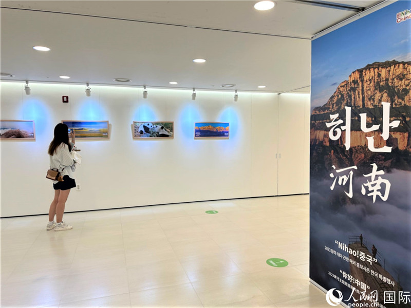 2.民眾參觀“看九曲黃河 聽華夏故事”主題展。人民網(wǎng)記者 馬菲攝