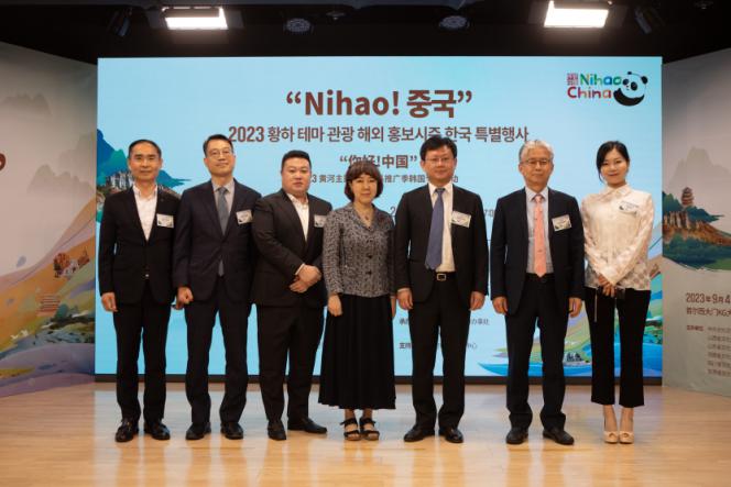 1.“你好！中國(guó)”2023黃河主題旅游海外推廣季韓國(guó)專場(chǎng)活動(dòng)5日在首爾舉行，圖為現(xiàn)場(chǎng)嘉賓合影。中國(guó)駐首爾旅游辦事處供圖