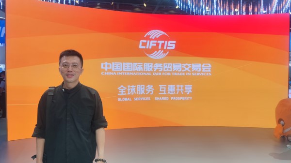 9月2日，梁家僖在國(guó)家會(huì)議中心拍照留念。受訪者供圖