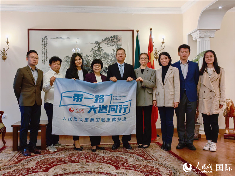 胡長春大使、駐非盟使團(tuán)工作人員與人民網(wǎng)記者合影。