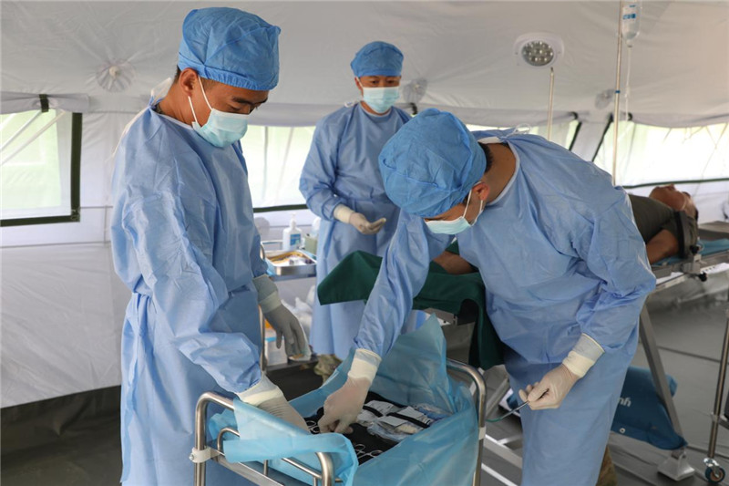 出征前，“純凈家園-2023”多國聯(lián)合掃雷行動中方任務(wù)分隊(duì)醫(yī)療組官兵正在進(jìn)行專業(yè)訓(xùn)練。趙文環(huán)攝